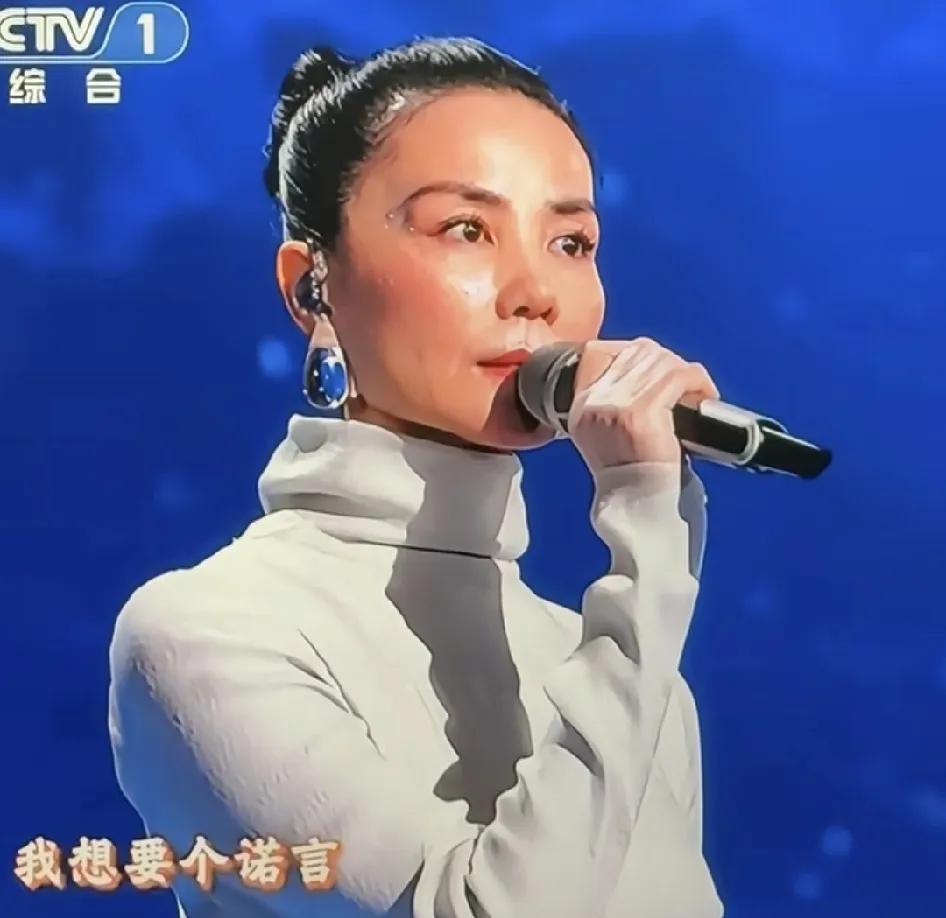 守岁看央视春晚，王菲一出场，我感觉她今年断崖式老了。她唱一首《你我经历的一刻》