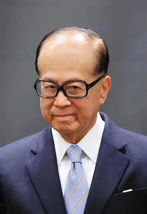 中国不挽留，美国不收留，被夹在中间的李嘉诚，终于玩不转了！大公报四次三番喊话，被