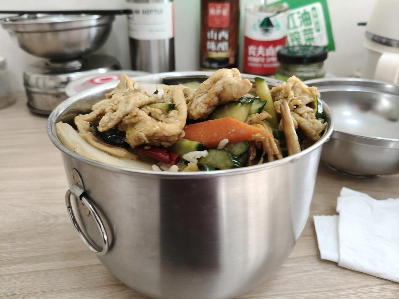 今天的午饭太好吃了。午餐昨天晚上就没吃晚饭。，今天早上由于起床起晚了，迟到了