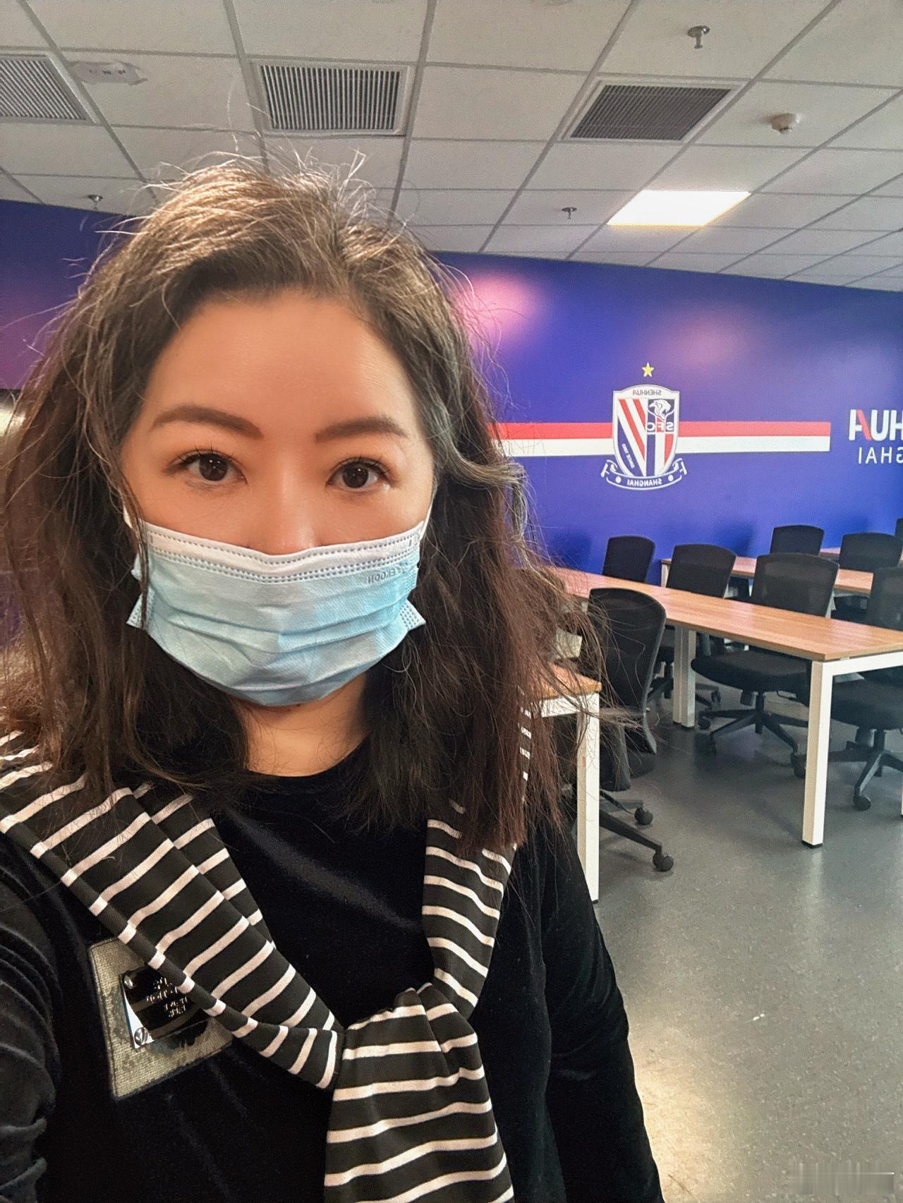 之前线上问了罗医生，他说我的症状里没有发烧，就排除掉甲流的可能性，让我对症买点清