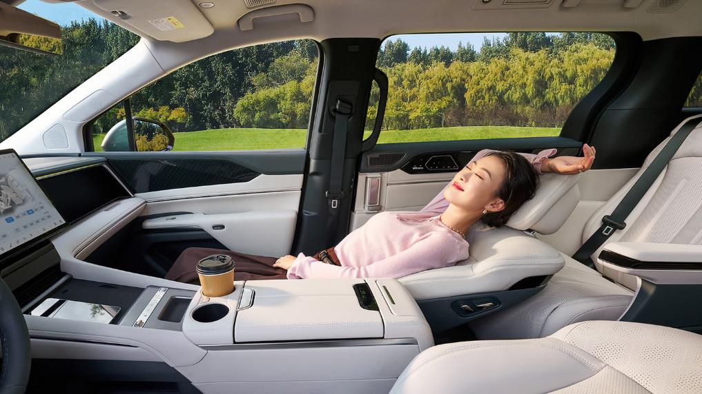 比亚迪最便宜商务车！混动+自动泊车+云辇，性价比之王