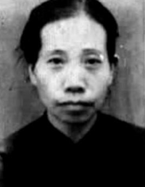 1938年冬，一位母亲带着儿子一起报名黄埔军校，招生负责人对母亲说：“你年龄超了