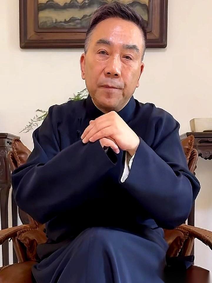 "谁输谁赢，跟你有关系吗？"杨议坐在摄像头前，手里盘着珠子，眼皮都没抬一下，张