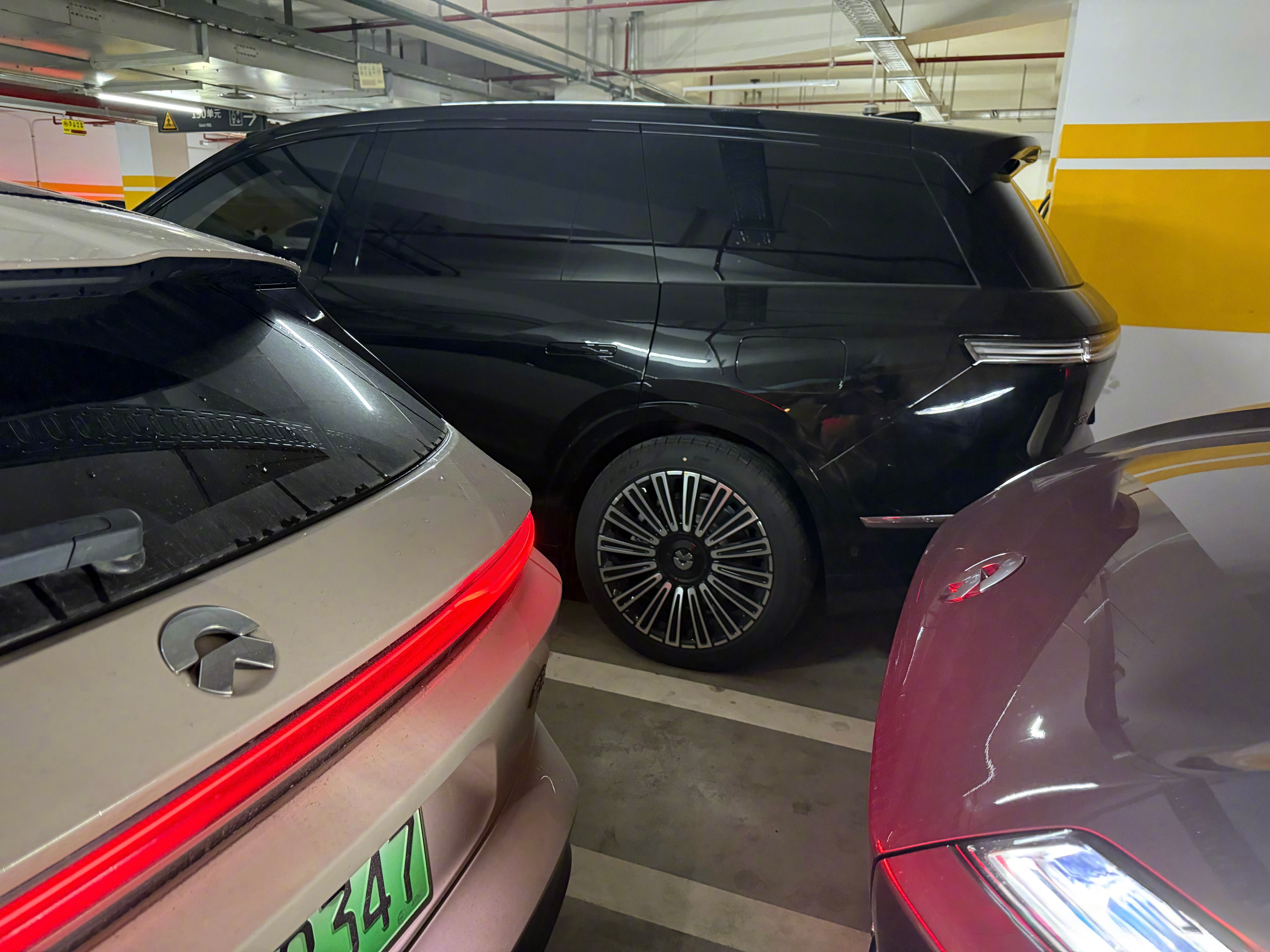 蔚来ES9从后面这个角度看，有一种揽胜的厚重感了。