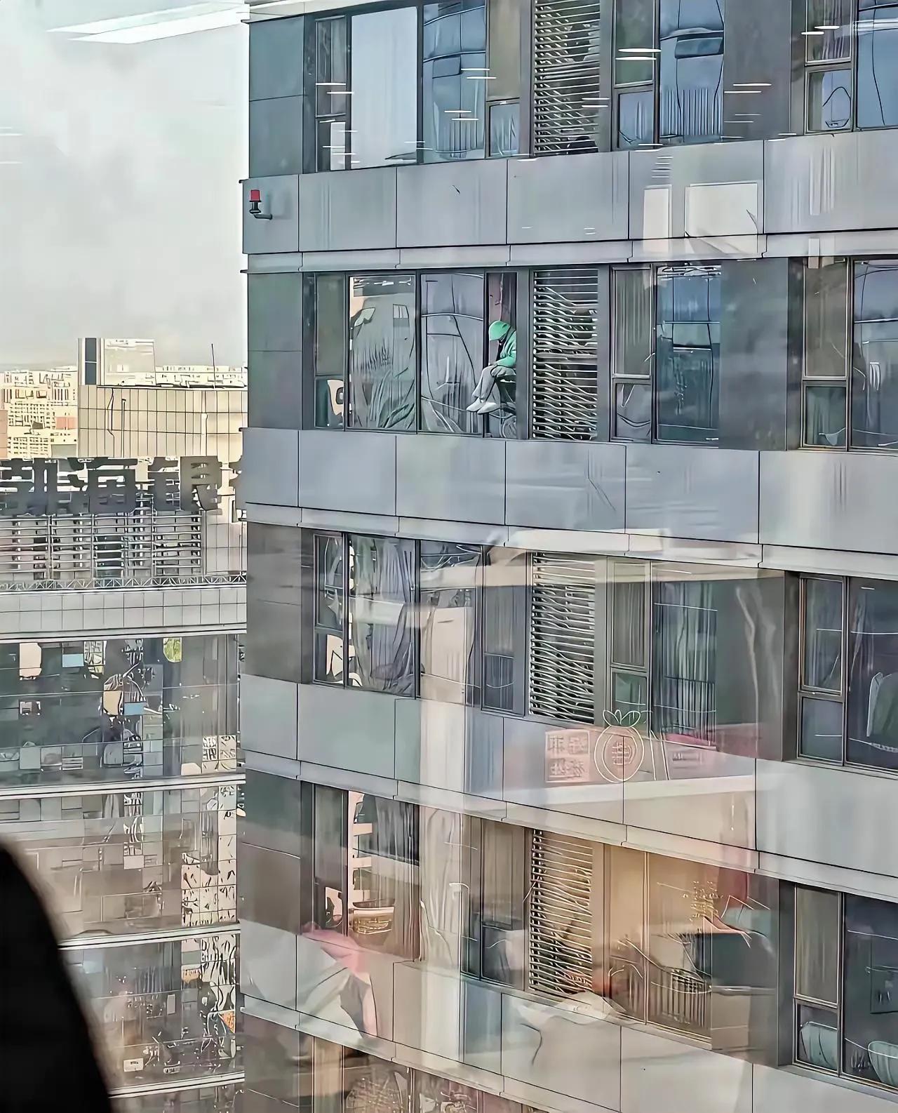 傻孩子，你坐在高楼的窗户边上，爸妈看到你这样，会有多伤心。你不考研究生，