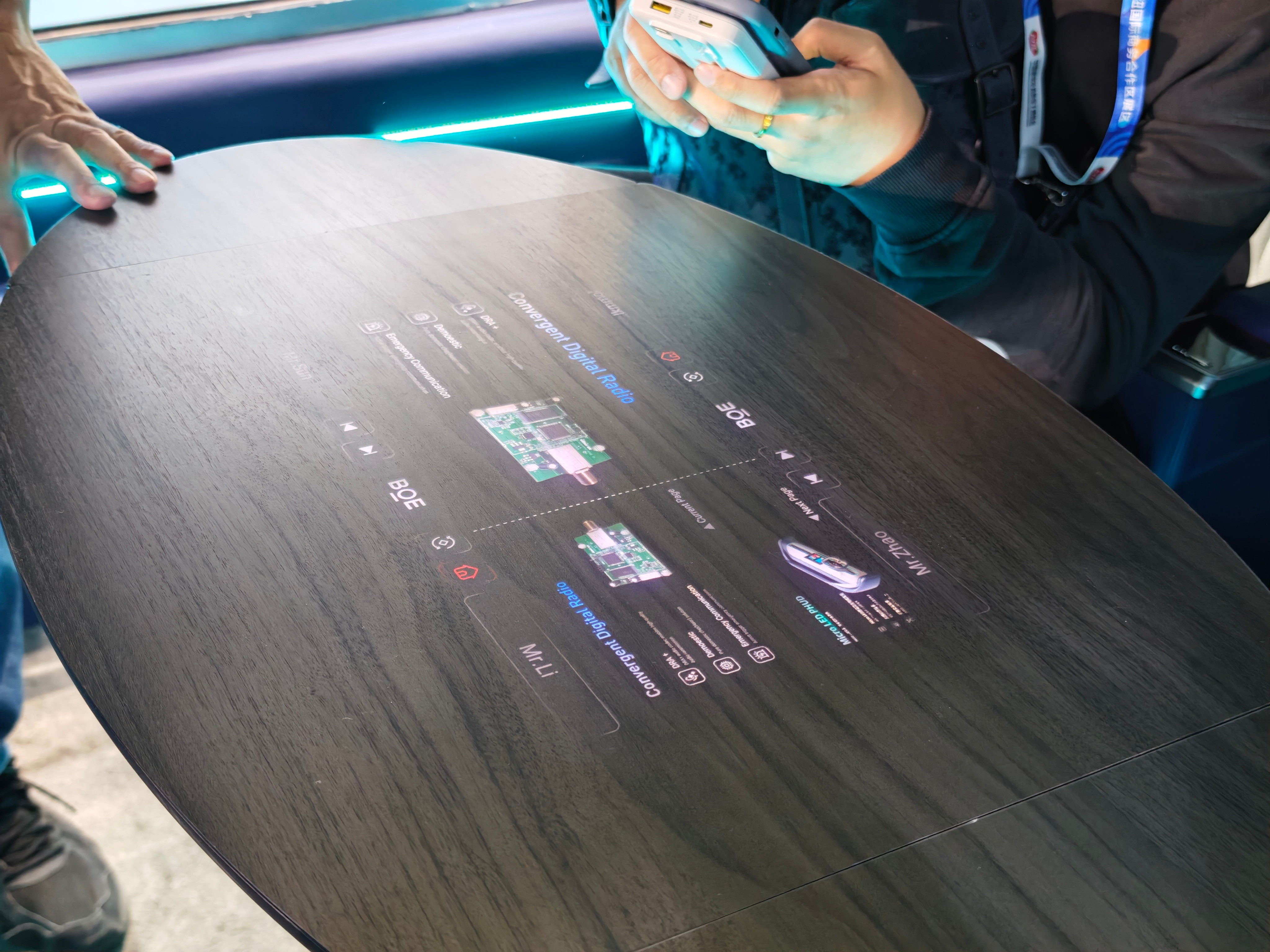 BOE这个屏幕好牛逼，他是仿木纹的玻璃，同时还能显示画面，和一个小茶几一样，可以