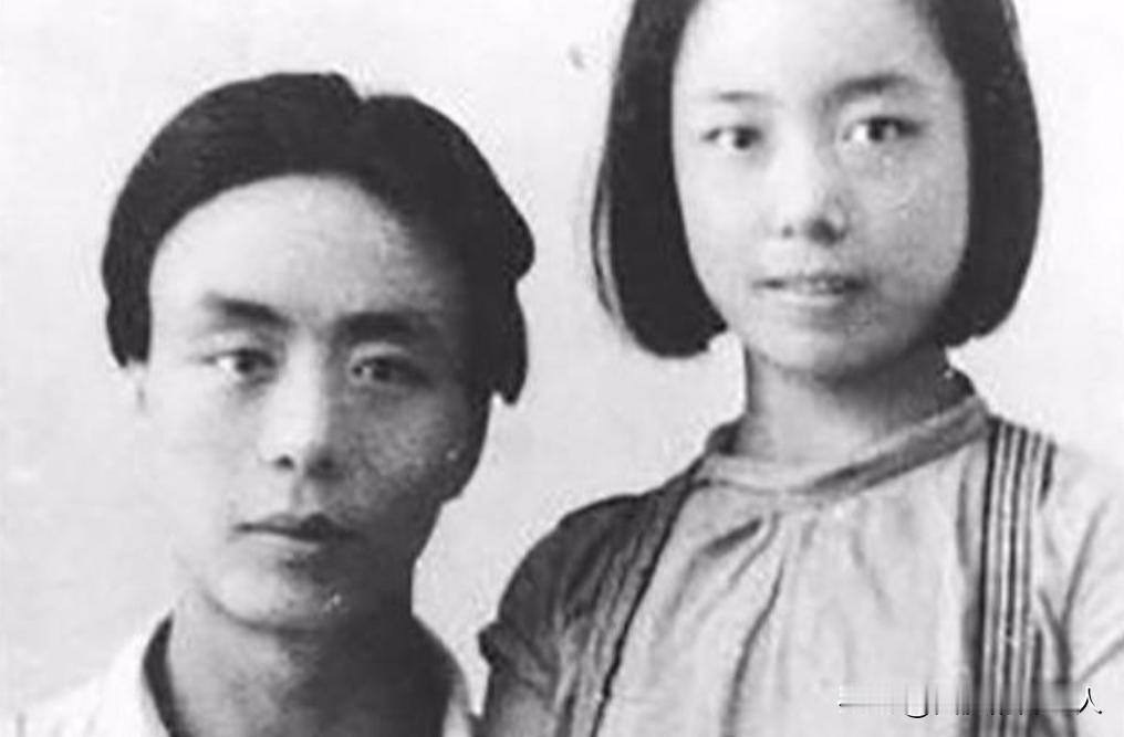 1955年，北京作协的2楼窗口，一双眼睛正死死盯着楼下做操的年轻女人。她22岁，