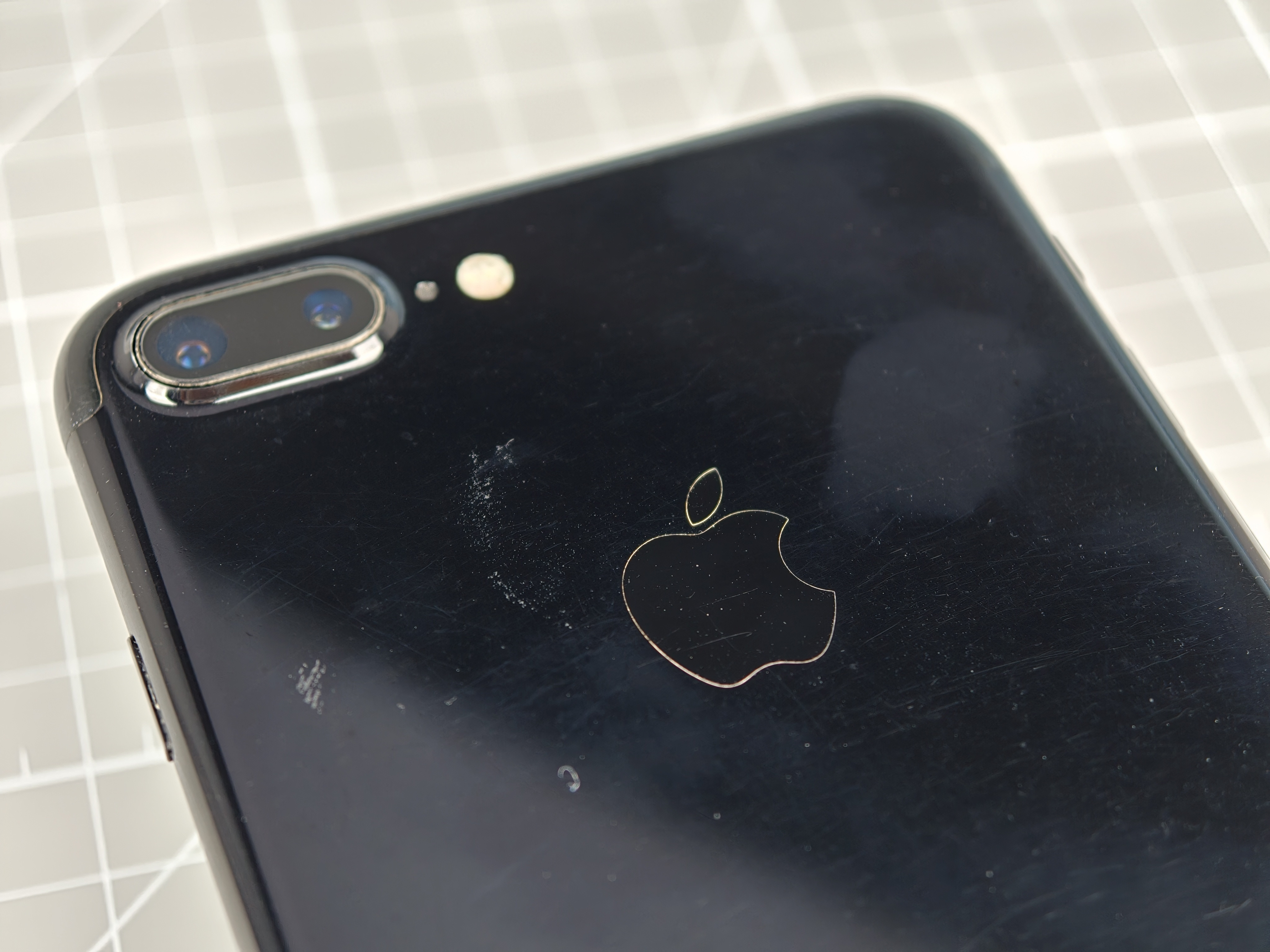 iPhone7/7Plus亮黑色可能是最脆弱的苹果手机了，只要你用过就会留下