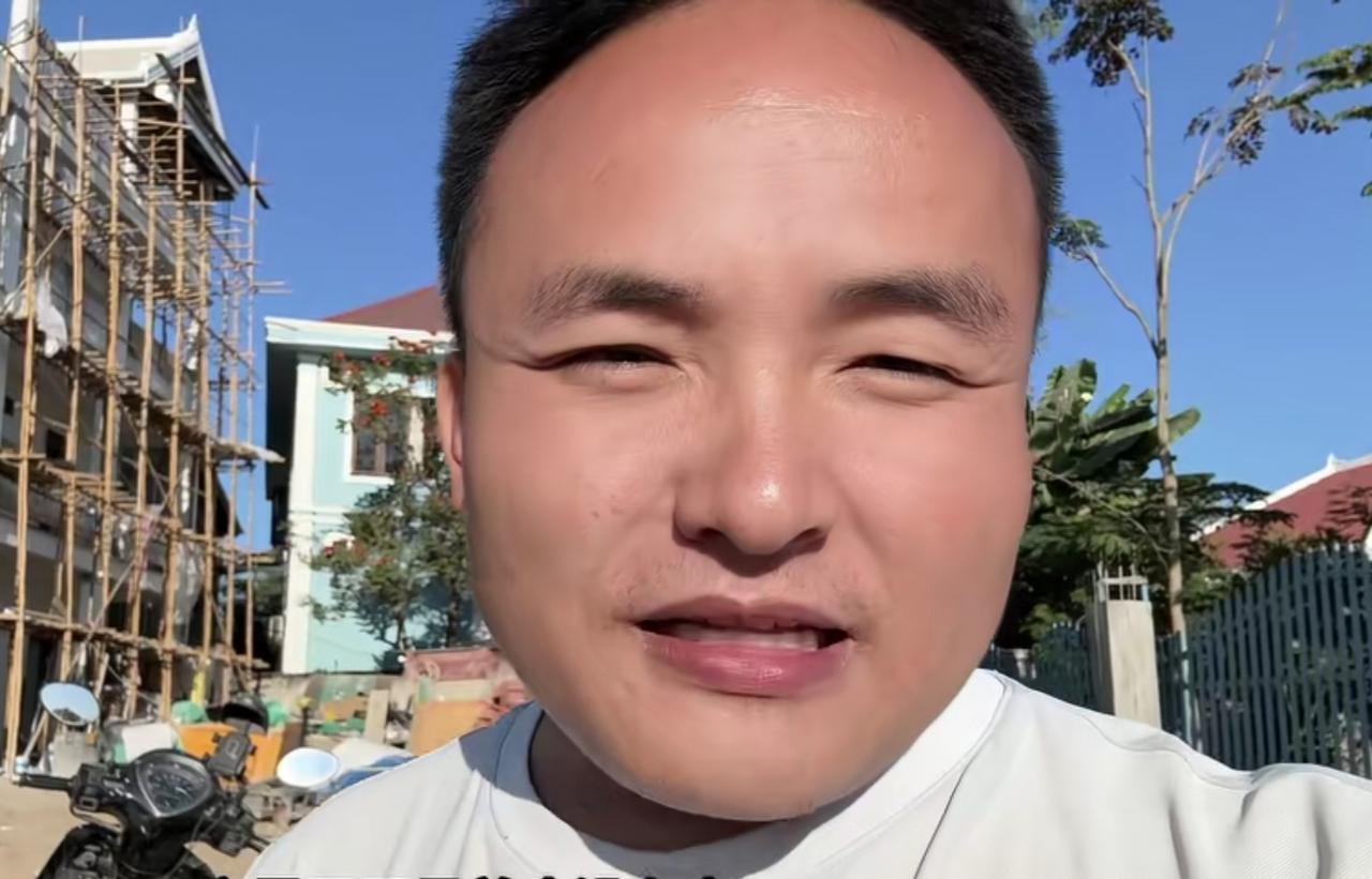 在网络主播小胖墩的视频中，他的老挝丈母娘离不开男人，他的老挝后丈人拐子手，