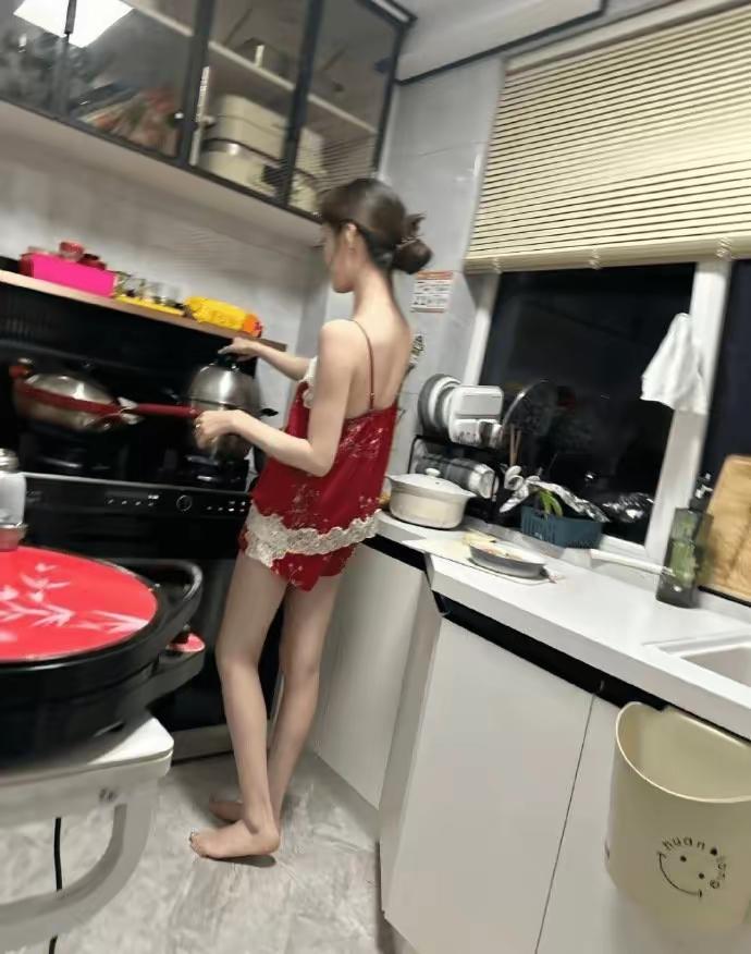 喝多了，女朋友还起来给我煮面，这大概就是幸福的样子吧❤️晚上应酬喝多了，晕