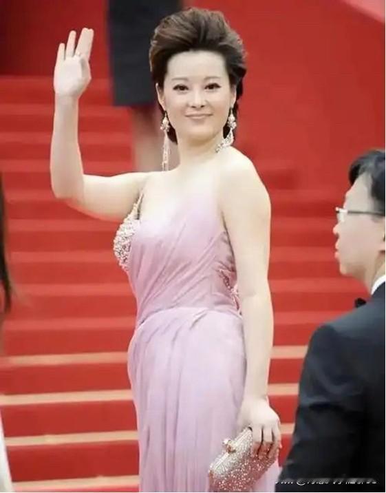 她是90年代古装扮相的第一美人，面容长得很干净，清清淡淡的，干干净净的，粉嫩粉嫩