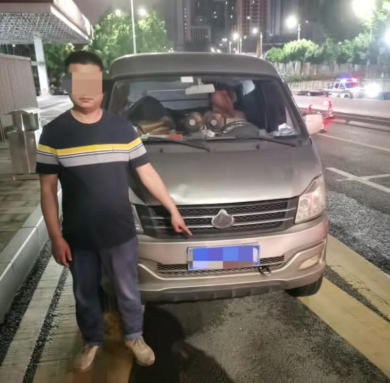 这件事发生在重庆，6月13号凌晨两点多。当时交警在渝中区虎头岩隧道查酒驾，