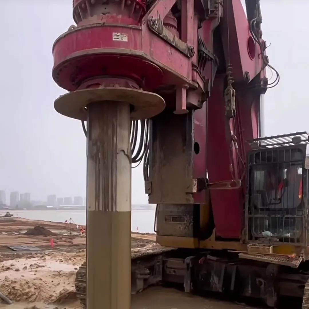 4月22日，南阳城东白河之上机器轰鸣声不断，建桥人干劲正酣，南阳商圣大桥正是“增