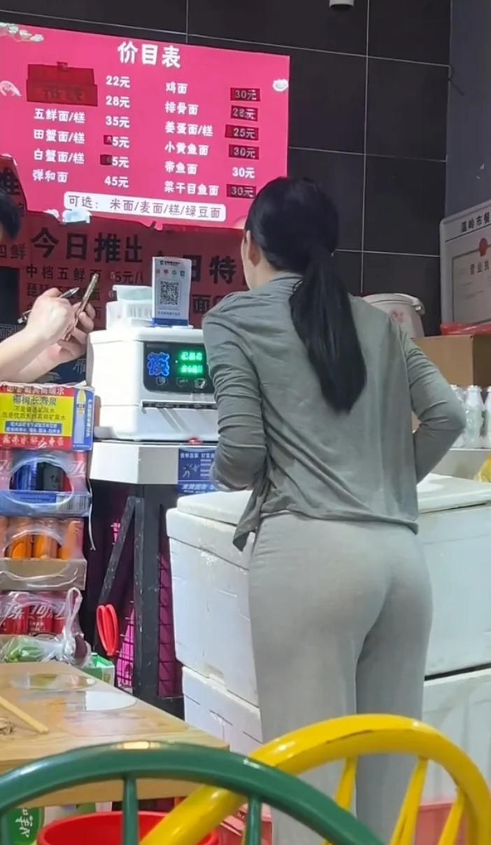 和小姨来海边旅游吃个海鲜面常常