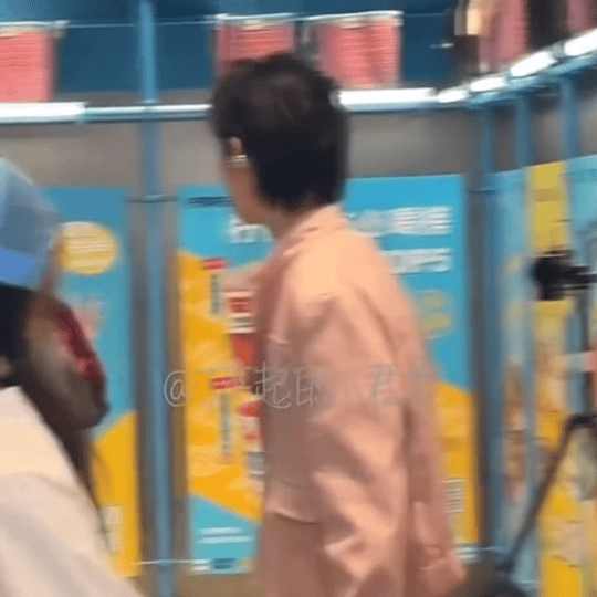 在今日的公开活动中，向佐用实际行动诠释着爱国情怀。当路人热情喊出“你香港的”时，