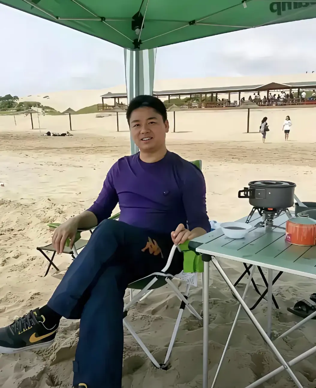 东哥穿的鞋子是什么牌子啊！看上去挺贵的