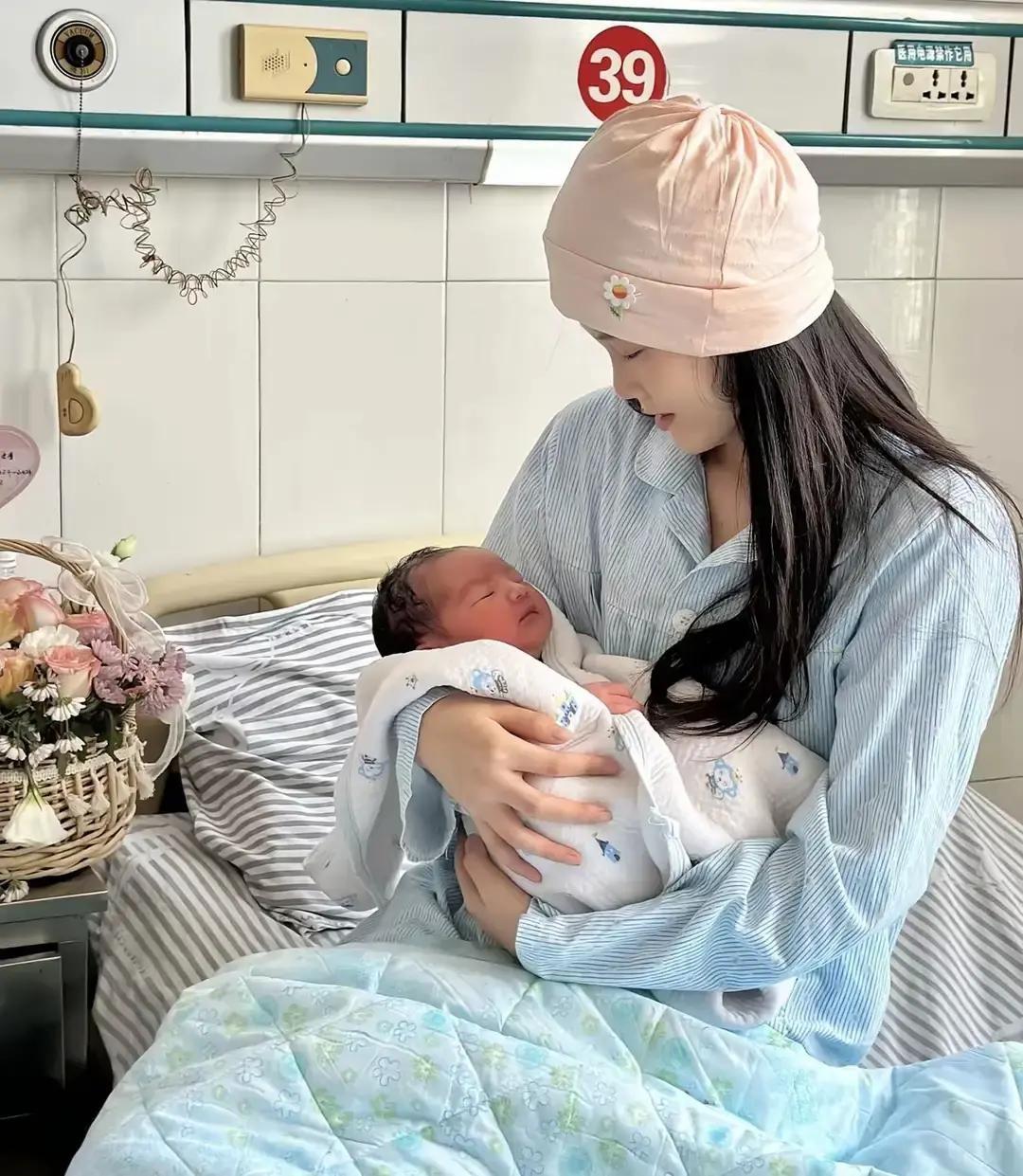 儿媳妇生孙子，我包了五万块红包，想着跟女儿一样，一碗水端平谁知道她脸一下就拉