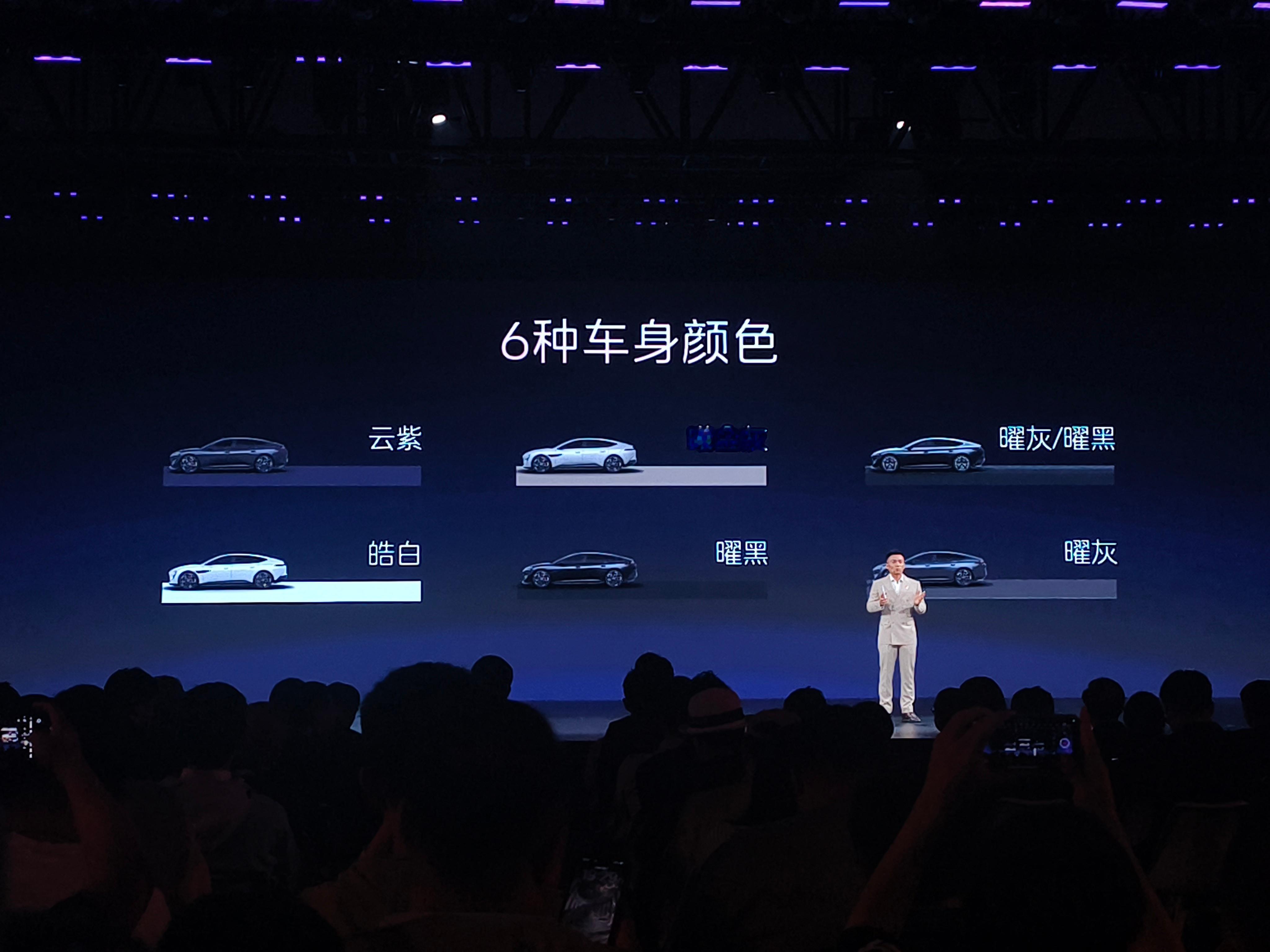 抬头看到新阿维塔12的皇家剧院版本，这条手绘的腰线作用很大。汽车要做到很漂亮的