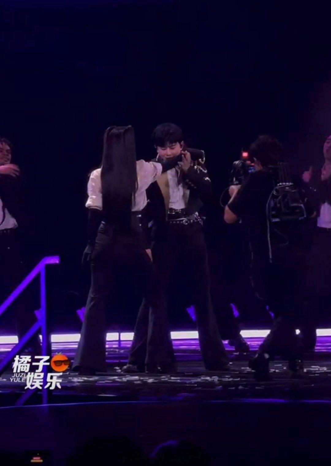 张杰演唱会跟谢娜合作舞台，有点往周杰伦蔡依林《给我一首歌的时间》那个舞台靠近的感