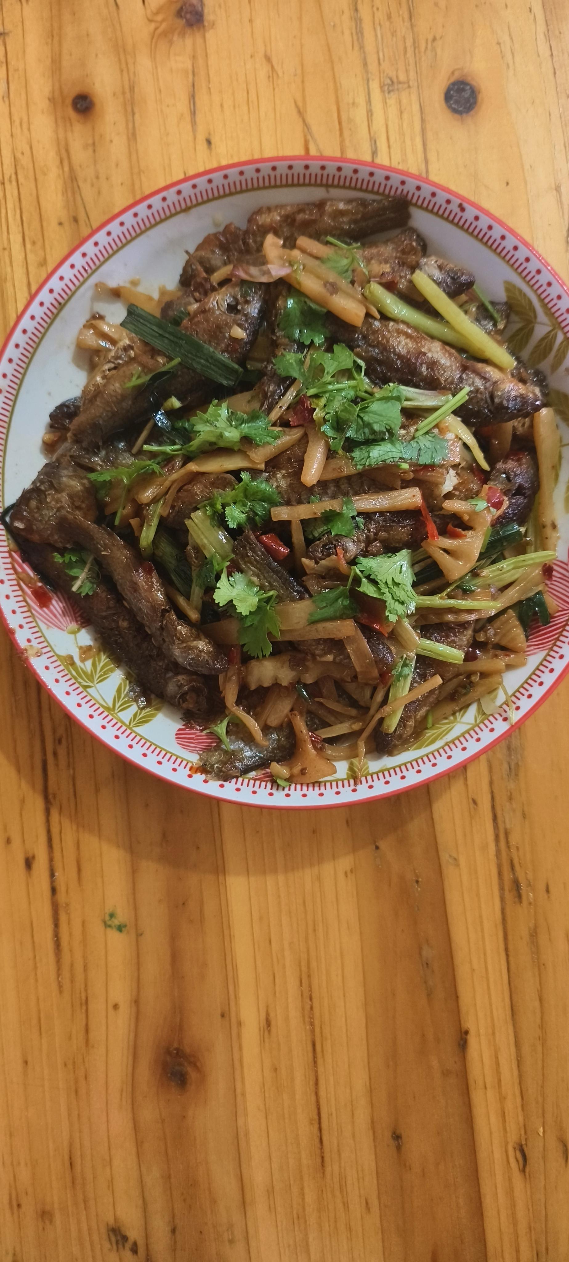 满满一大盘，隔壁阿奶说好好吃，就给一半给她吃，鱼仔炒酸笋，可以吃粥吃饭...