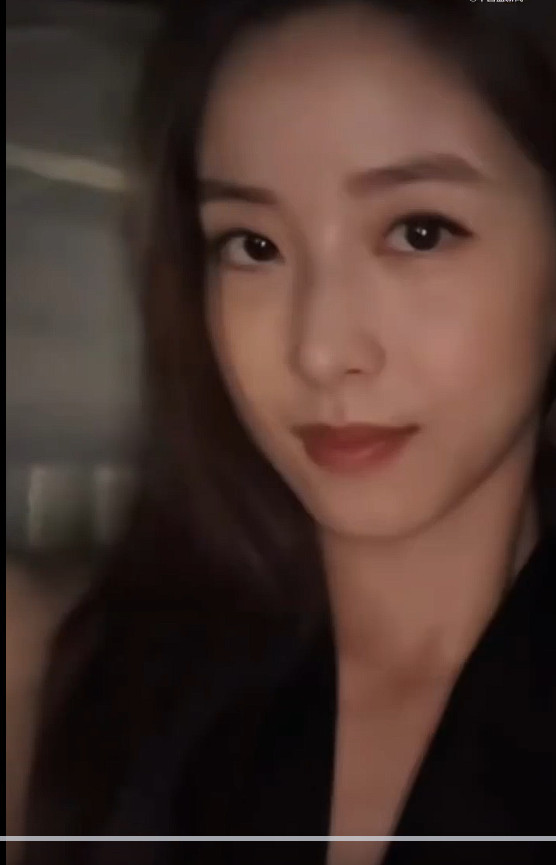 章泽天深V黑裙明明是陈都灵好伐？