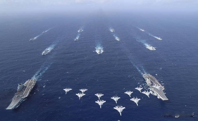 中国人民解放军山东舰与福建舰在某海域展开互降训练，又是一个全球首创！山东舰