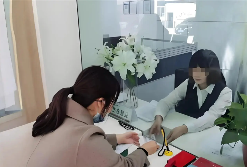 湖南华容，一女子拿存单来到银行取款55000元及利息，然而，银行柜员却表示存单上
