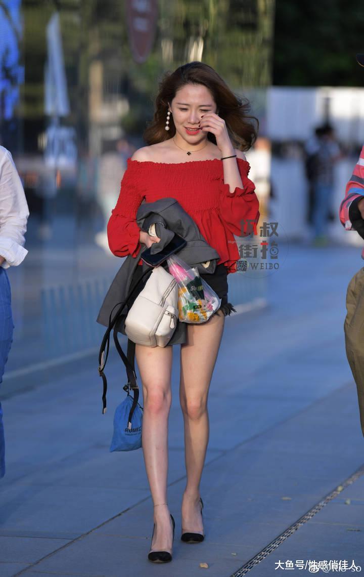 街拍: 简简单单也很美, 超短裤秀玉腿, 成熟女神魅力四射