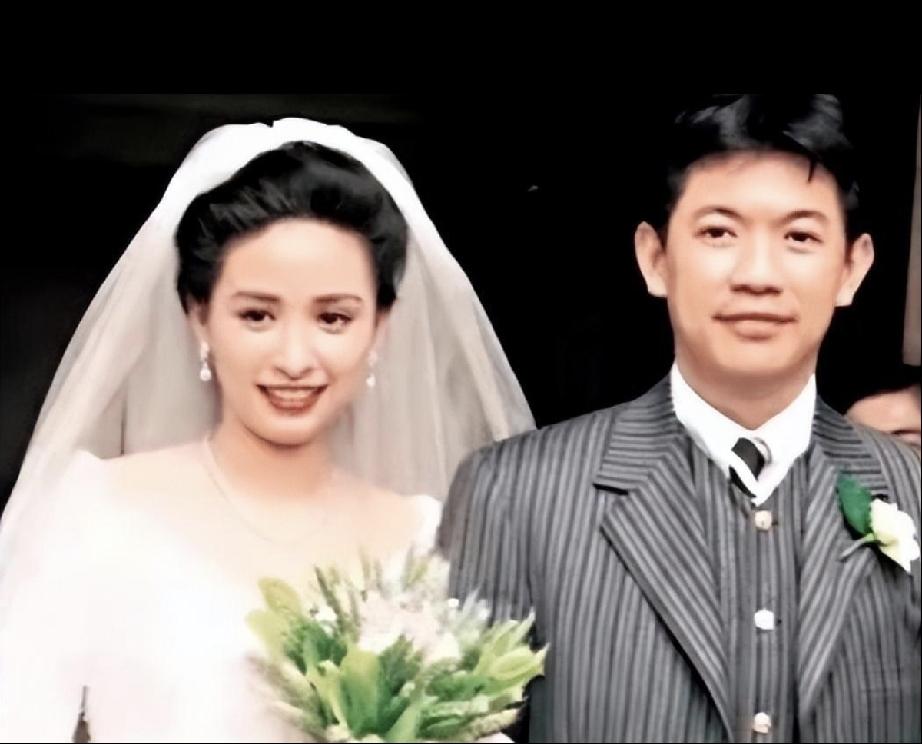 年轻时的吴婉芳和富豪老公胡家骅，这就是爱情的模样。吴婉芳很美，人淡如菊；胡家骅