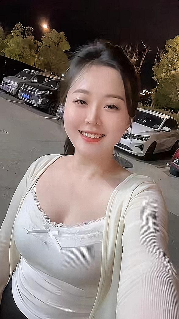 圆润姐姐晚上逛街。