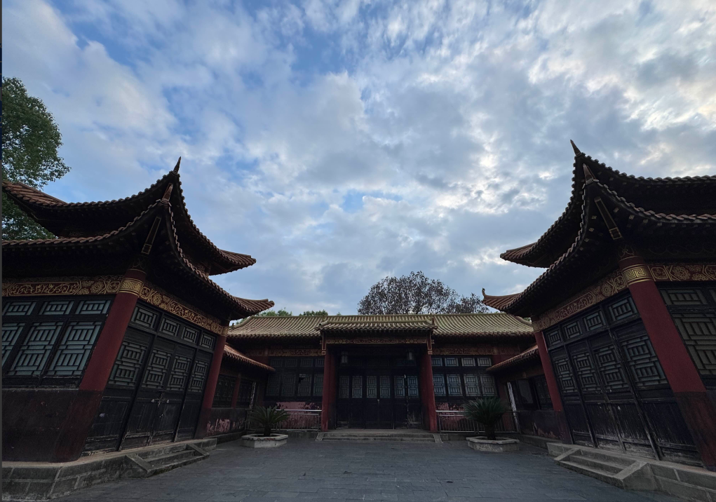 朋友两口子，昨天晚上从美国回来了。很奇怪他们怎么突然回来，一问才知道他们也不容