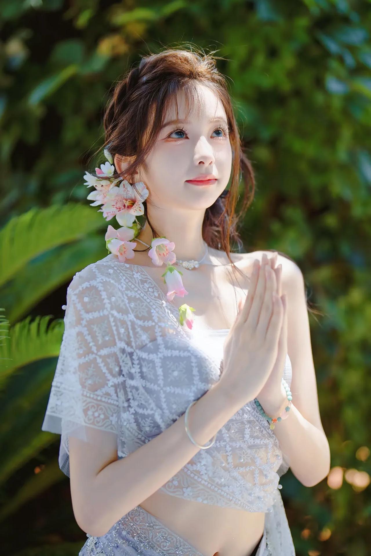上联：银裳衬体，半肩素缕缠香雾下联：粉蕊簪头，几瓣清芳落鬓云对联对对联飞花