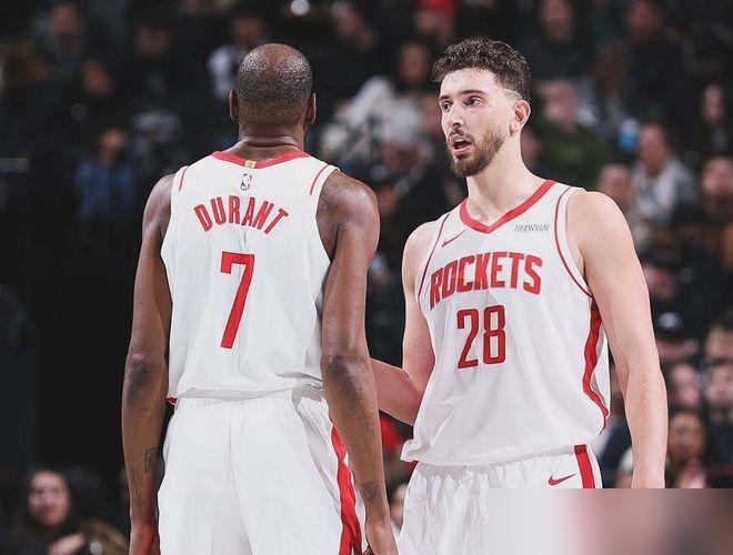 别以为老板永远说了算。在火箭，乌度卡用辞职逼宫，硬是让老板放弃了签回哈登的念头。