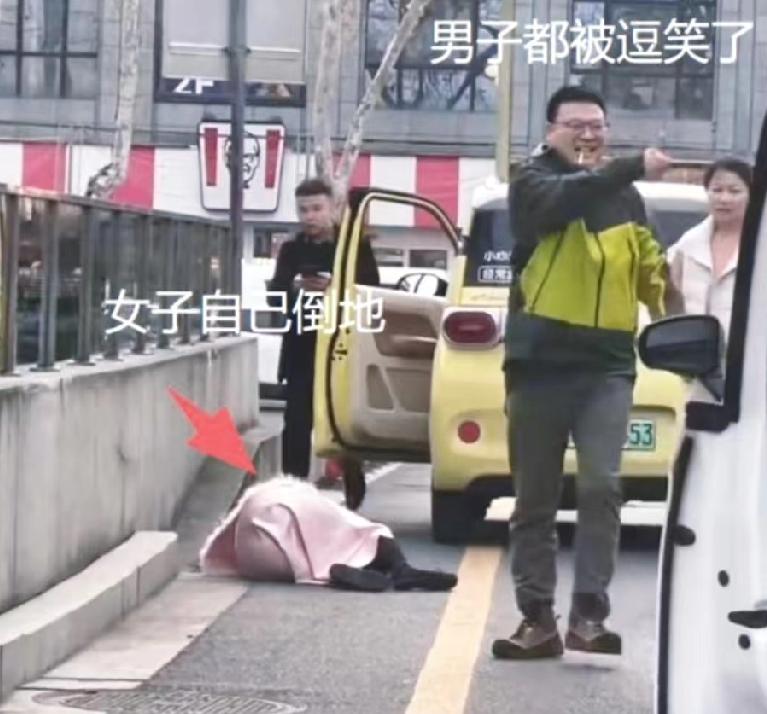 白色轿车堵路不挪，一巴掌赔了三万，法律到底帮谁？扬州那个单行道剐蹭，真不是电