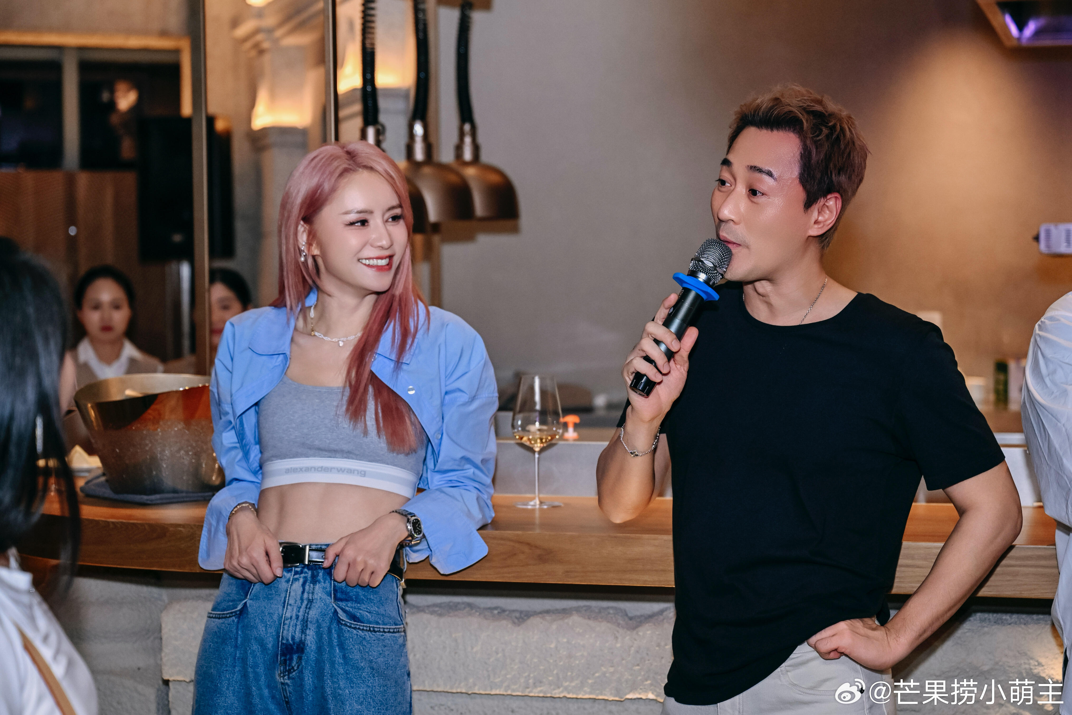 林峯为老婆庆35岁生日张馨月马甲线林峯为老婆庆35岁生日，朱亚文等人现身祝贺，