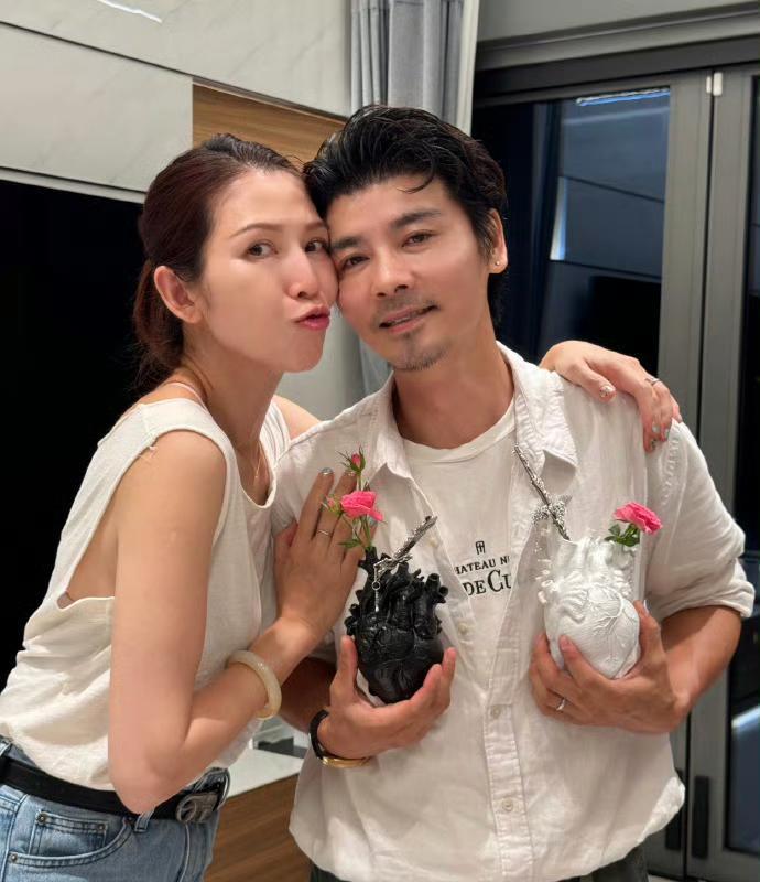 张晋全家度假时突发意外！他猛地捂住胸口，冷汗瞬间湿透衣服，嘴唇发白到说不出话