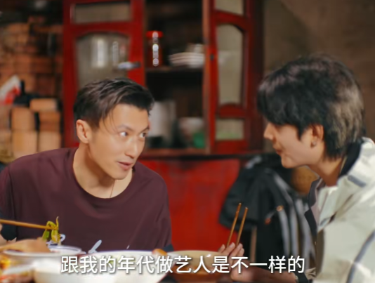 谢霆锋和丁真第一次共同录制节目，吃饭时，他问丁真：“藏族吃饭，有没有一些特别的习