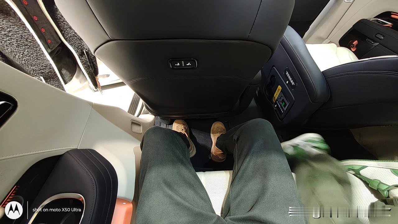 极氪9X第三排靠腿的位置也是弧形的，为啥银河M9就是一个直角呢？答案就是M9轴距