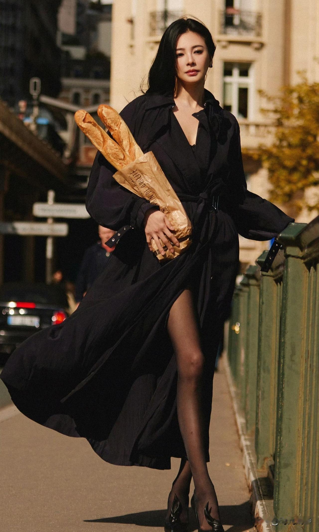 张雨绮，秋日明媚阳光下的街头写真，一整套黑色系穿搭。尽显高雅知性之美。张雨绮穿着