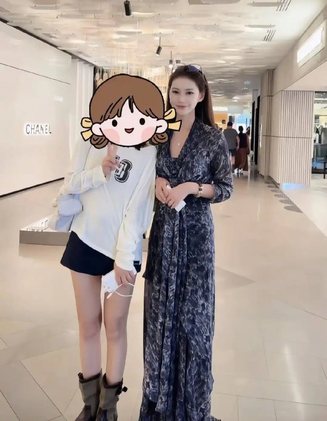 45岁汪小菲在巴黎给老婆提包，马筱梅满身名牌贵妇范儿十足​