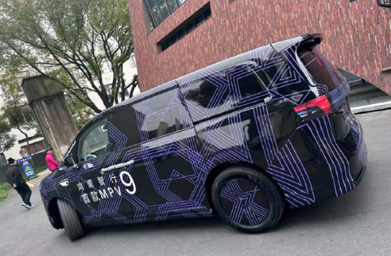 鸿蒙智行首款MPV路试谍照曝光，车身直接亮明“首款MPV9”身份，这意味着车型