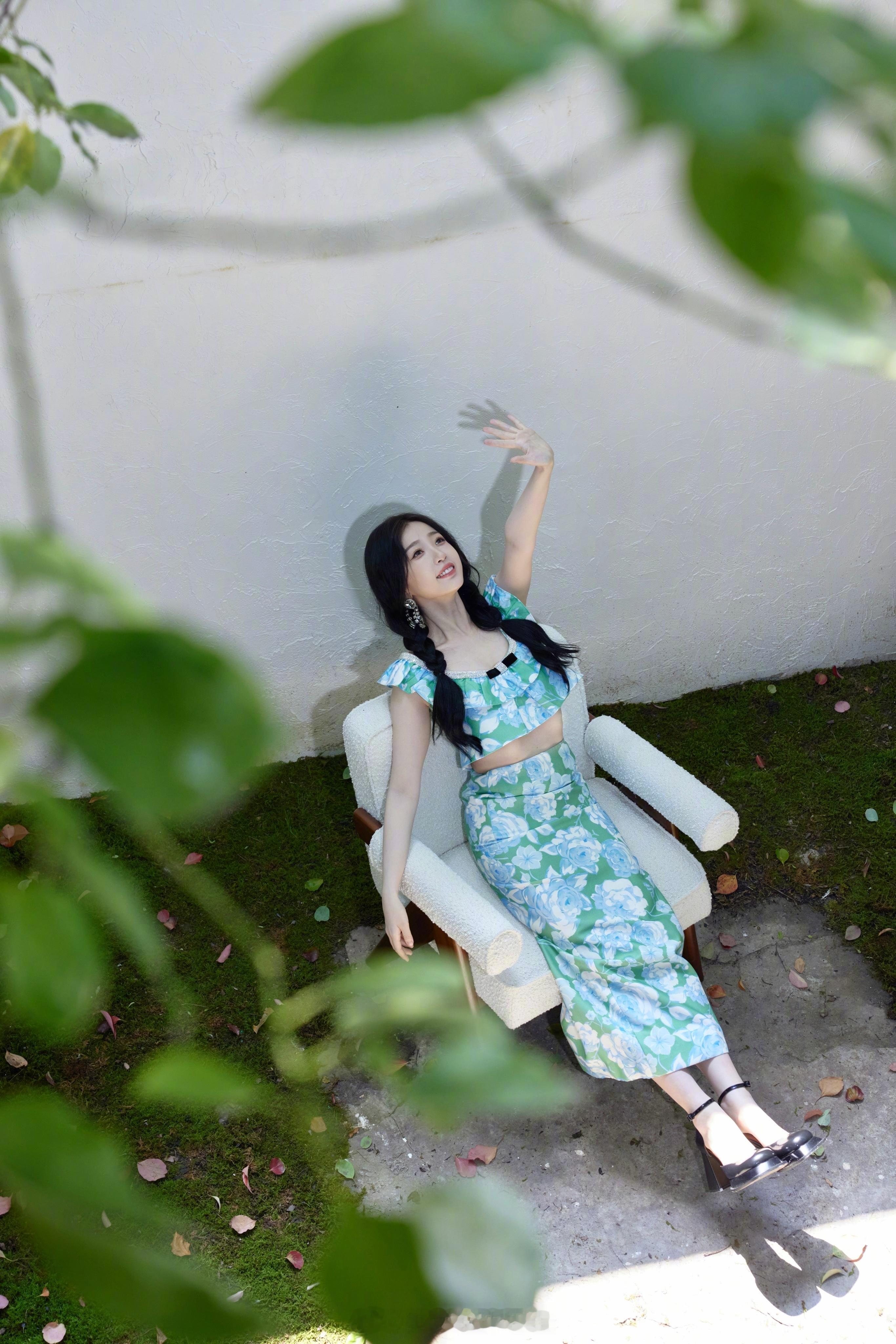 虞书欣迷人鲜花裙甜美写真