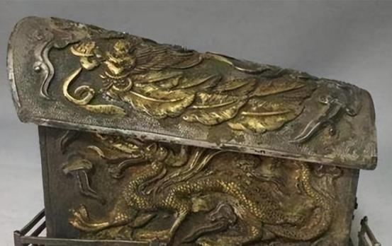 一口巴掌大的金棺，被一条唐朝的丝带系着蝴蝶结，封了整整1300年。全中国最顶尖的