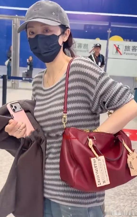 看把董璇逼成什么样了，为了澄清没怀孕，这么冷的天，外套都脱了！​​​