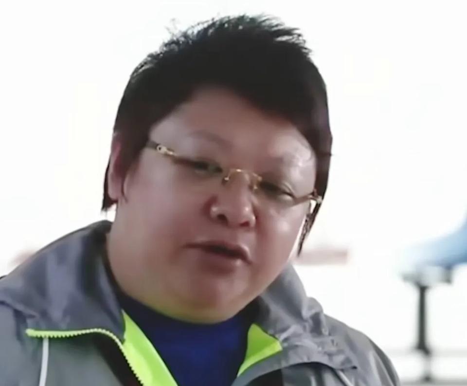 歌手韩红说：“在我小时候，有天奶奶领着我出去，在街上走过来一个要饭的人，走到我们