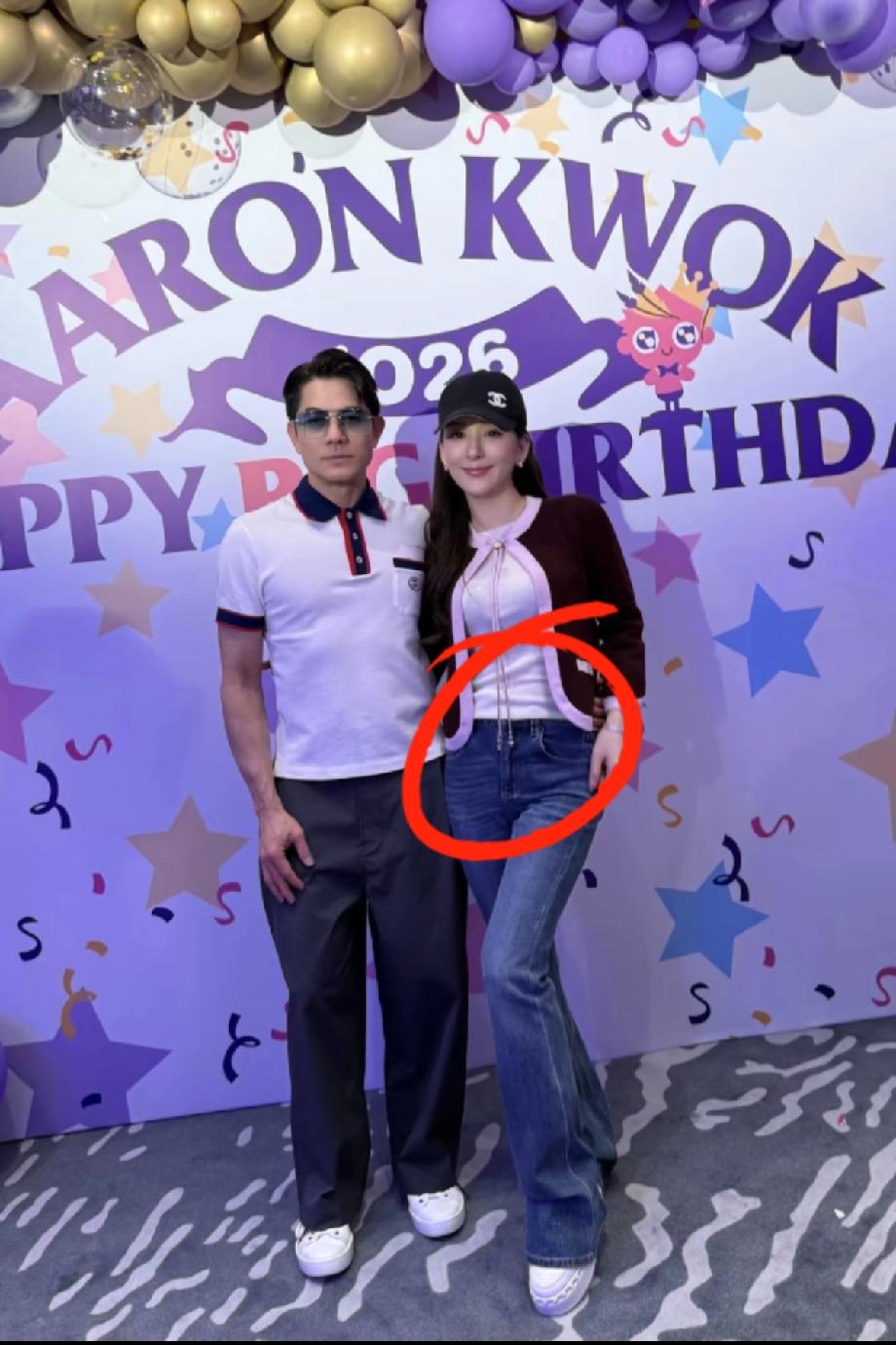 郭富城60岁生日宴上，方媛产后才四天，就穿着紧身牛仔裤亮相，引发全网热议。照