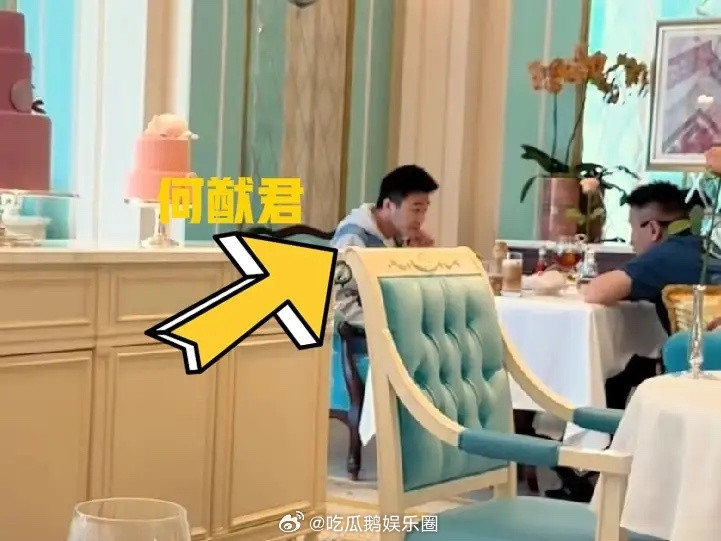 有网友在澳门偶遇何猷君和四太梁安琪，好像在喝下午茶！有一说一，四太的孩子都培养的