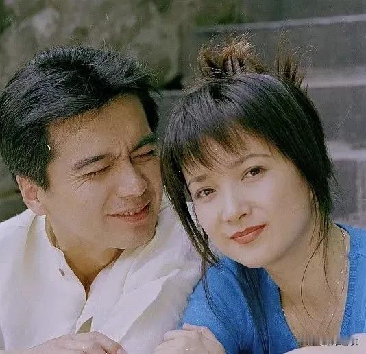 主要是何晴没再婚我觉得许亚军的确该去送一程，哪怕以圈内好友的身份去都是合理的，更