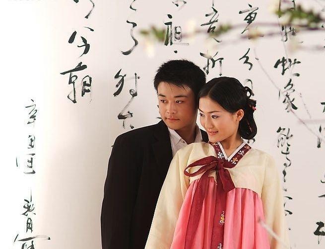 朝鲜男女青年恋爱观是清纯时尚的。朝鲜青年男女青年的风尚是积极向上的，其文明程度