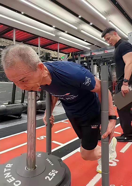 75岁的王石，你怎么不听劝，要去搞这么大的运动量呢？害了自己，好了别人！建议